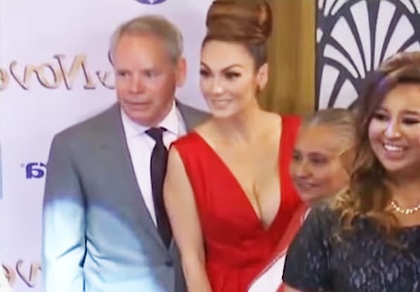 La actriz asegura no preocuparse por quienes la critican porque su pareja le lleva muchos años, "que opinen, lo que quieran, eso es trabajo de ustedes (los reporteros), estaría mal teniendo tantos años en el medio y enojándome por las cosas que opinan. Cada quien puede opinar lo que quiera y para mí lo que importa es lo que yo siento y lo que yo soy”.
<br>