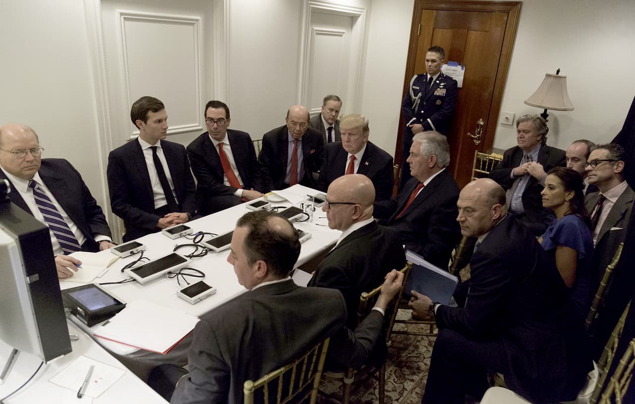 <b>Día 77/Abril 6:</b> EEUU lanzó cerca de 60 misiles Tomahawk contra una base aérea de Siria, en 
<b><a href="https://www.univision.com/noticias/politica/trump-lanza-un-ataque-aereo-contra-siria">el primer ataque estadounidense contra fuerzas militares del presidente sirio</a></b>
<a href="https://www.univision.com/noticias/politica/trump-lanza-un-ataque-aereo-contra-siria">,</a> Bashar al-Asad. Hasta ahora EEUU había luchado de manera indirecta contra el régimen sirio, apoyando a los rebeldes mediante entregas de armas. El ataque se produce después de que el presidente 
<b><a href="https://www.univision.com/temas/donald-trump">Donald Trump </a></b>anunciara que estaba reevaluando su postura sobre Siria tras 
<b><a href="https://www.univision.com/noticias/ataques/mas-de-50-civiles-muertos-incluidos-una-decena-de-ninos-en-un-supuesto-ataque-quimico-en-el-norte-de-siria">el ataque con un arma química que dejó este martes más de 80 muertos, incluyendo decenas de niños</a></b>
<a href="https://www.univision.com/noticias/ataques/mas-de-50-civiles-muertos-incluidos-una-decena-de-ninos-en-un-supuesto-ataque-quimico-en-el-norte-de-siria">.</a> Fuentes del gobierno dijeron este jueves que "no hay duda" de que el gobierno del presidente sirio al-Asad estuvo detrás del ataque químico más mortífero en el convulsionado país desde 2013. La fotografía ofrecida por la Casa Blanca muestra al presidente con su equipo de seguridad en una sala situacional improvisada en Mar-A-Lago. 
<br>