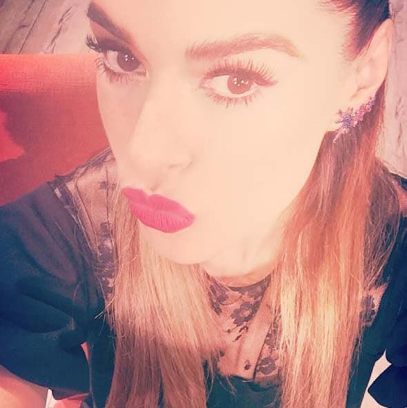 ¿Sabías que no es bueno dormir con maquillaje en los labios? Remueve el labial antes de irte a dormir.