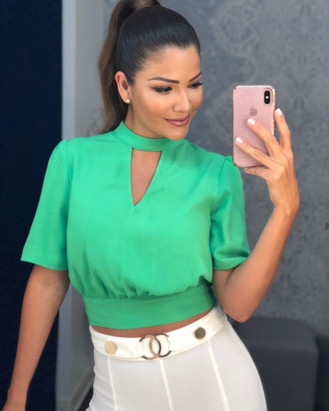 Cada día la conductora mexicana pasa por sus redes sociales para dejar una imagen a sus más de 2.2 millones de seguidores. Tan solo en esta selfie, en la que porta un top verde menta y un pantalón a la cintura color blanco, acaparó las miradas de casi 25 mil personas.