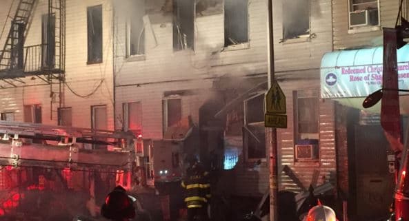 Incendio en Brooklyn dejó a 90 sin casa y puso fin a 500 palomas