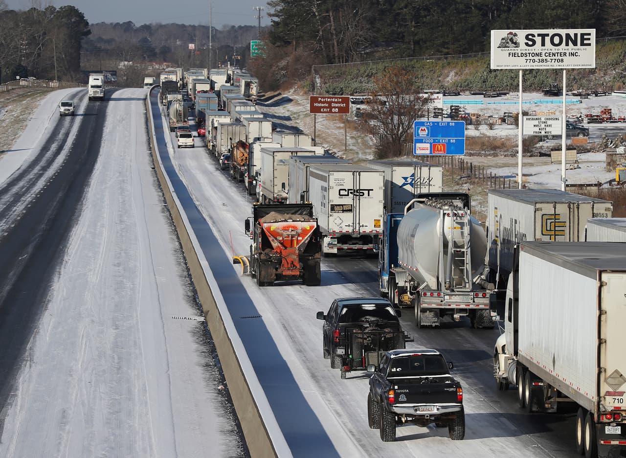 En Georgia, el tráfico ha sido afectado por la cantidad de nieve en las carreteras. El gobernador de ese estado y los de Carolina del Norte y Luisiana declararon emergencia por las nevadas.