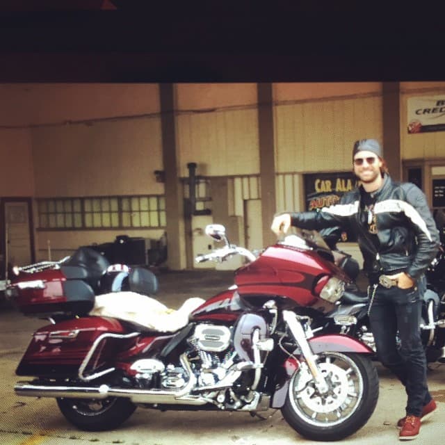 Además del fútbol y el motociclismo, le encanta el golf, el buceo, el surf y el ciclismo.