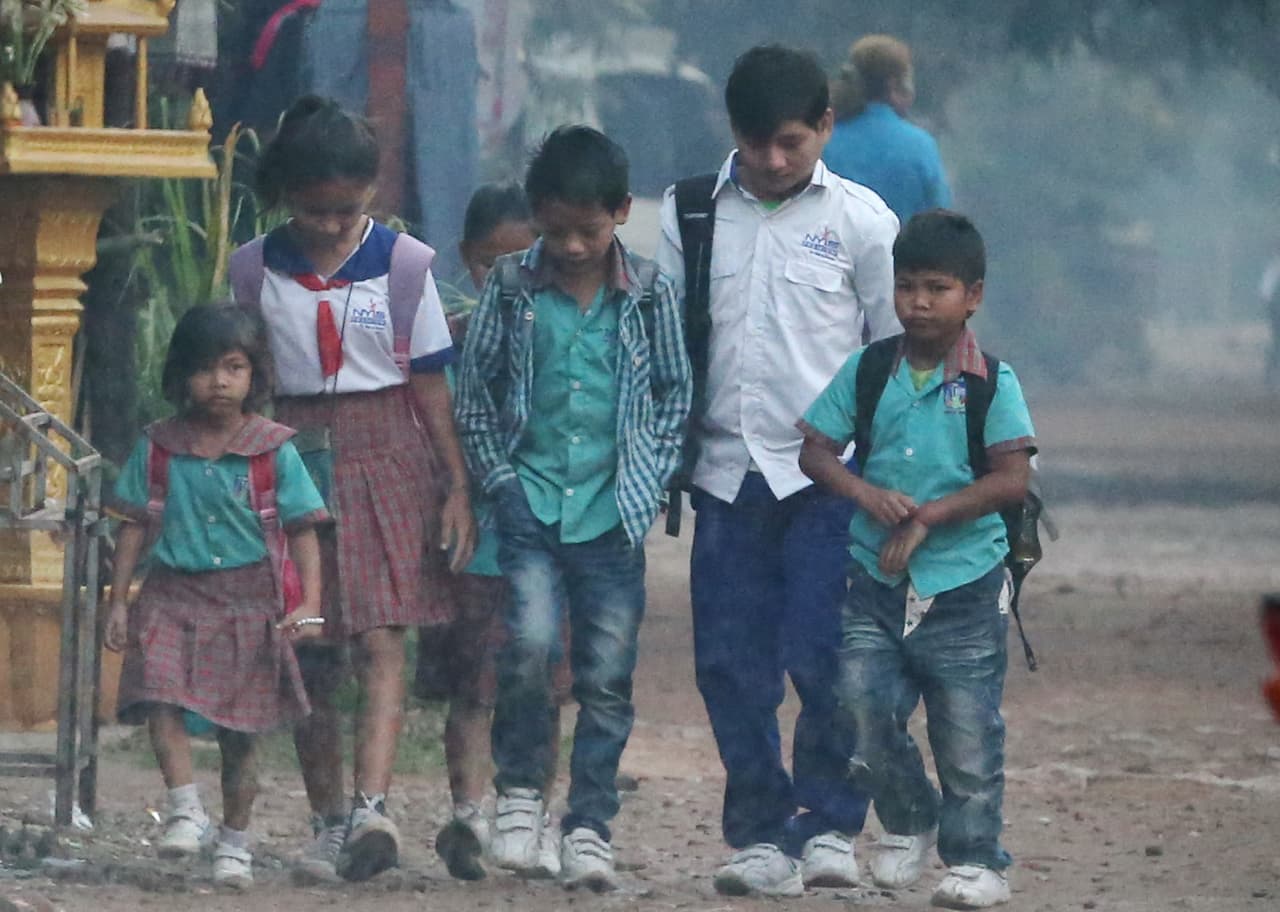 Se encontró con unos chicos que pedían limosna a turistas.