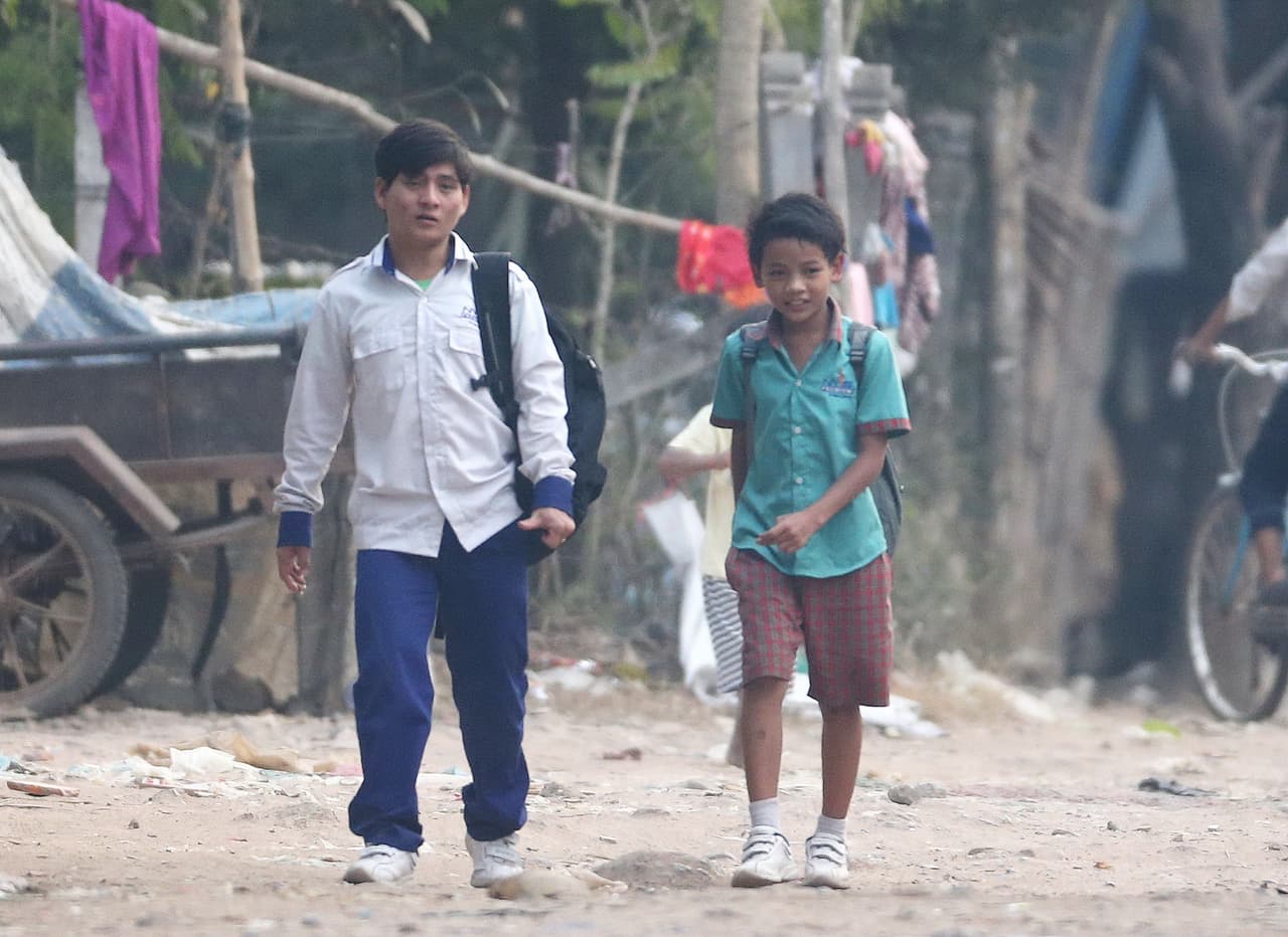 Les dio ropa nueva y les paga las colegiaturas a los chicos.