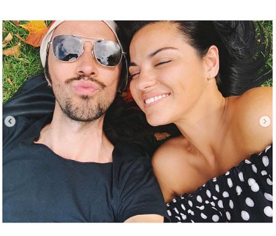 Como pocas veces, Maite Perroni se dejó ver muy cariñosa con su novio en las redes sociales.