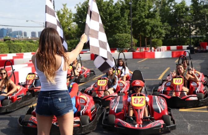 <h3 class="cms-H3-H3">Neon Summer</h3>
<br>Ubicado en 2 acres en Goose Island, Neon Summer ofrece una experiencia inigualable para todas las edades. La única pista de go-karts al aire libre de Chicago, lanzamiento de hachas y un campo de minigolf personalizado, ¡todo coronado con cócteles para los jóvenes de corazón (21+)! Y cuando se pone el sol después de la diversión diurna familiar, la música, los cócteles y las luces de neón se encienden para una fiesta nocturna de verano bajo las estrellas.