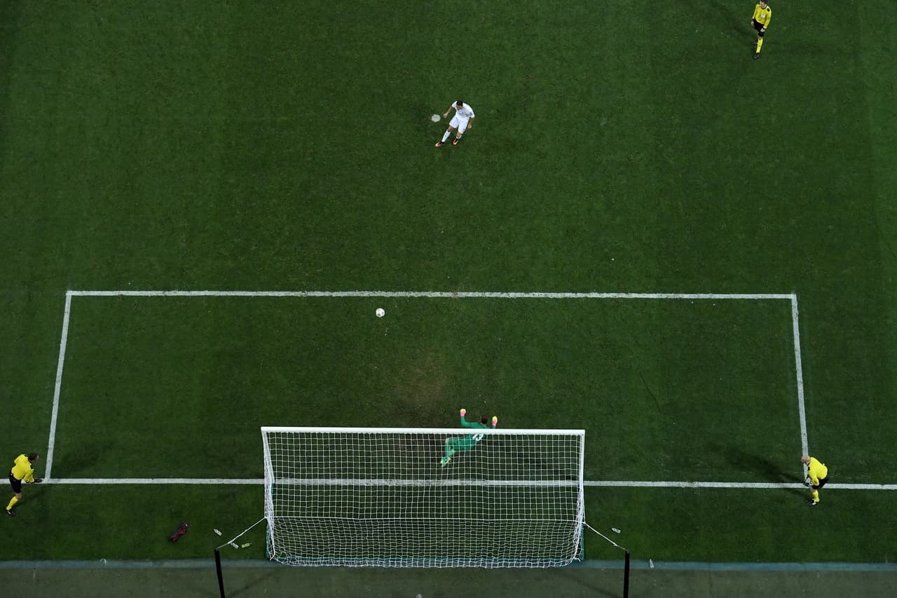 La Final de la UEFA Champions League de la temporada 2015-2016 entre Real Madrid y Atlético de Madrid, representó una novedad para la carrera de Cristiano Ronaldo. Pues a pesar de que los merengues se quedaron con la ‘Orejona’ tras ganar 5-3 en tanda de penales y el portugués ejecutó el quinto tiro, mismo que significó el campeonato.
