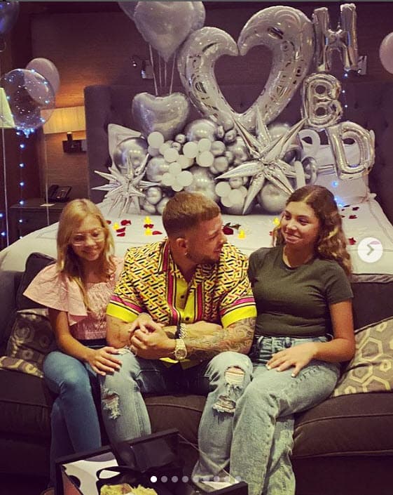 La relación parece ir viento en popa y la dominicana ya convive con las tres hijas del productor.
<br>