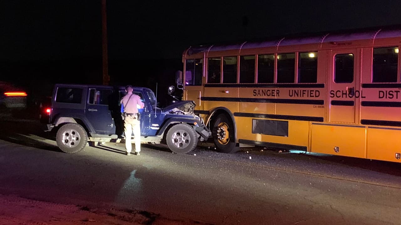 Un autobús escolar choca con otros tres vehículos en autopista al sur de Selma