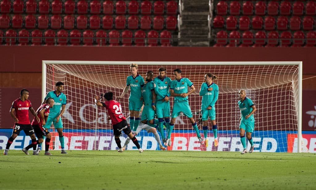 Takefusa Kubo es el encargado de ejecutar el tiro libre que termina rechazando Marc André Ter Stegen.