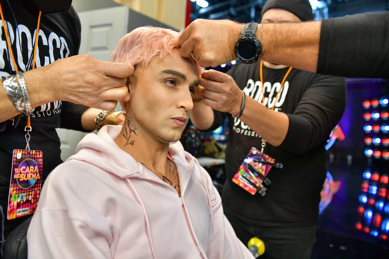 En la cuarta gala hubo de todo y 
<b>Christian Daniel</b> fue uno de los encargados de traer el pop en inglés al escenario, no sin antes llenarse de tatuajes y portar una peluca rosa.