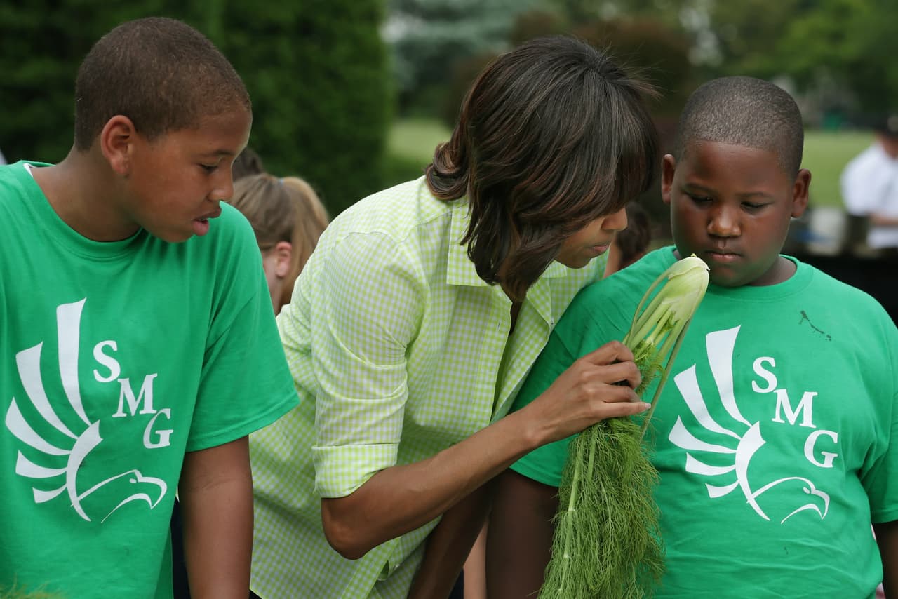 La iniciativa también ha sido criticada por haberse suavizado con la industria alimenticia: Let’s move! pasó de promover la alimentación saludable a poner el foco en los ejercicios.