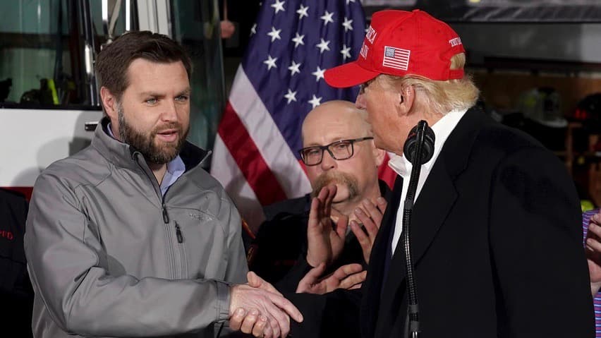 El senador republicano por Ohio JD Vance y el expresidente Donald Trump.