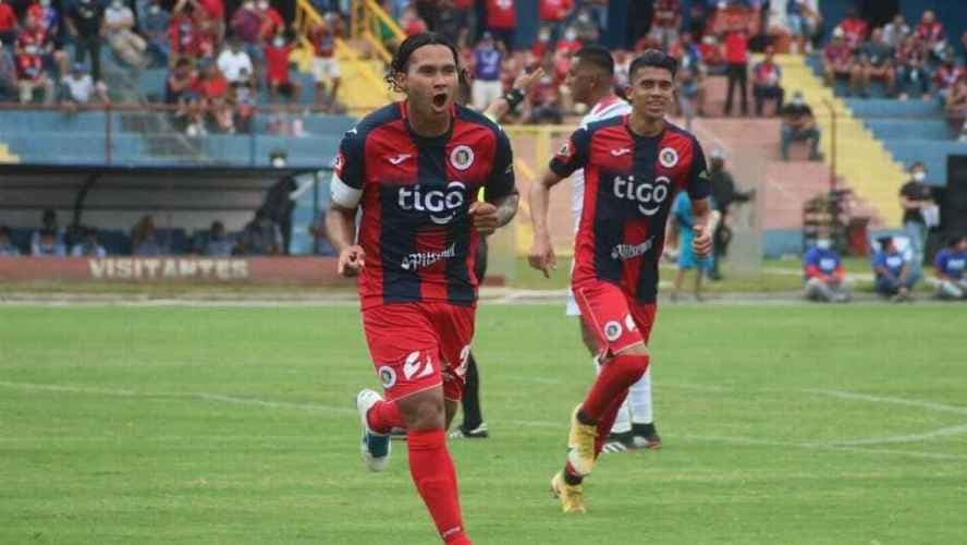 'Gullit' Peña cumple su promesa y queda campeón con el FAS 