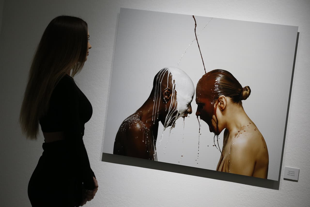 Esta exposición fue lanzada como parte de la promoción de su nuevo perfume femenino, 'Queen of Seduction'.