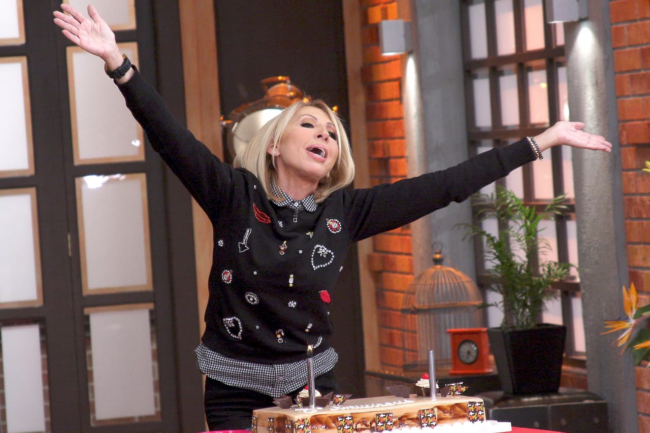 Según Zuárez, la abogada sigue en México, pues asegura que él ha hablado con ella, aunque supuestamente la conductora 
<a href="https://www.univision.com/shows/el-gordo-y-la-flaca/alfredo-adame-ofrece-recompensa-a-quien-ayude-a-la-captura-de-laura-bozzo-video" target="_blank"><b>decidió "cortar cualquier comunicación con el mundo"</b></a> en la última semana. Hasta ahora, ella no ha hecho declaración alguna desde que este asunto legal se desató.
<br>