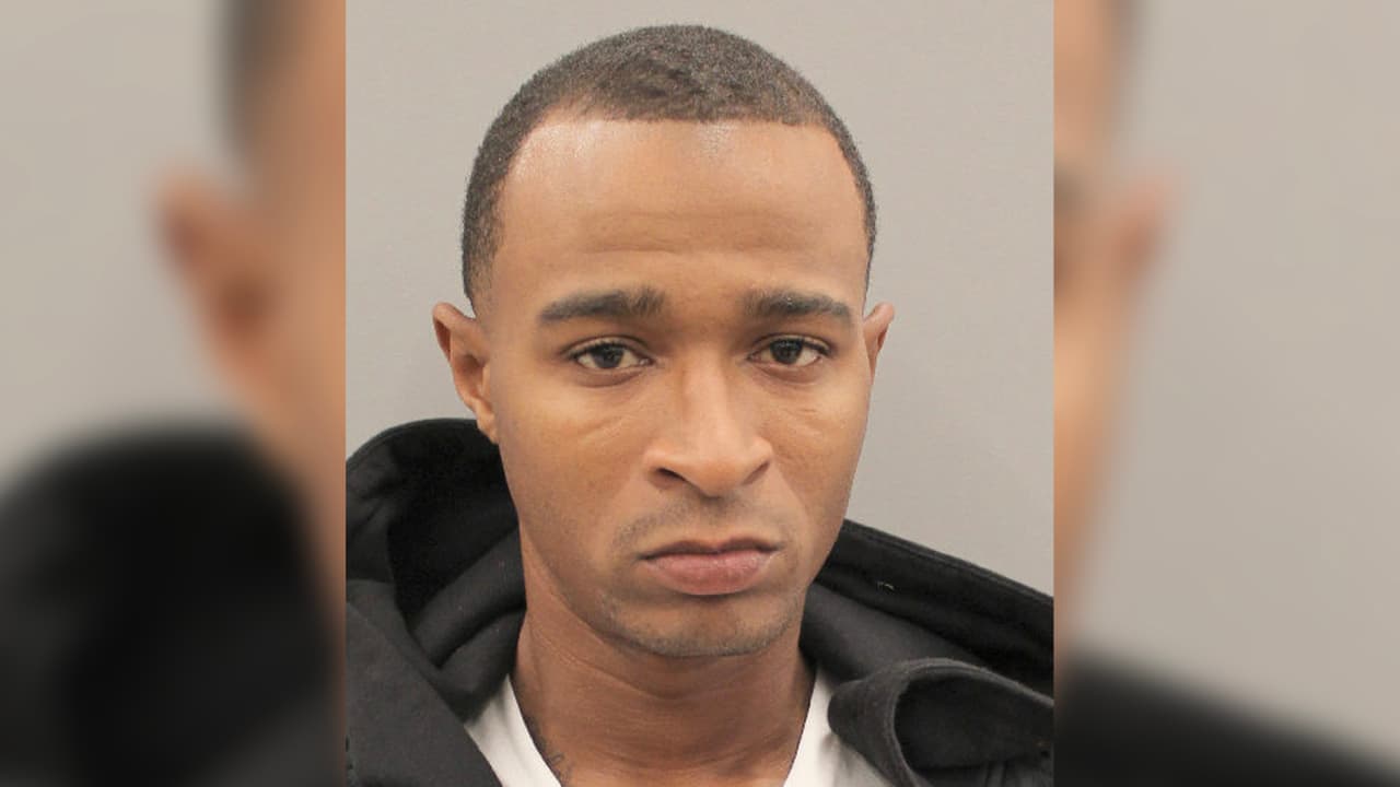 Demondrian Den’Shea McWright, de 29 años. Mide 6 pies 1 pulgada, mide 155 libras. Tiene ojos cafes y cabello negro. Enfrenta cargos de homicidio y posesión de arma. Última ubicación conocida: Houston, Texas. Tiene antecedentes en el condado Harris por 4 delitos graves y 3 delitos menores que incluyen amenaza terrorista, intento de robo, lesiones a un empleado de la cárcel, drogas, lesiones con agravantes con arma mortal y posesión de arma.