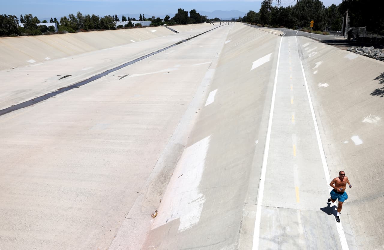 Para los deportistas o personas que se ejercitan, se recomienda hacer las actividades en las horas donde hay menos calor. Comenzarlas de manera lenta, no apresurarse. Beber más agua de lo habitual.