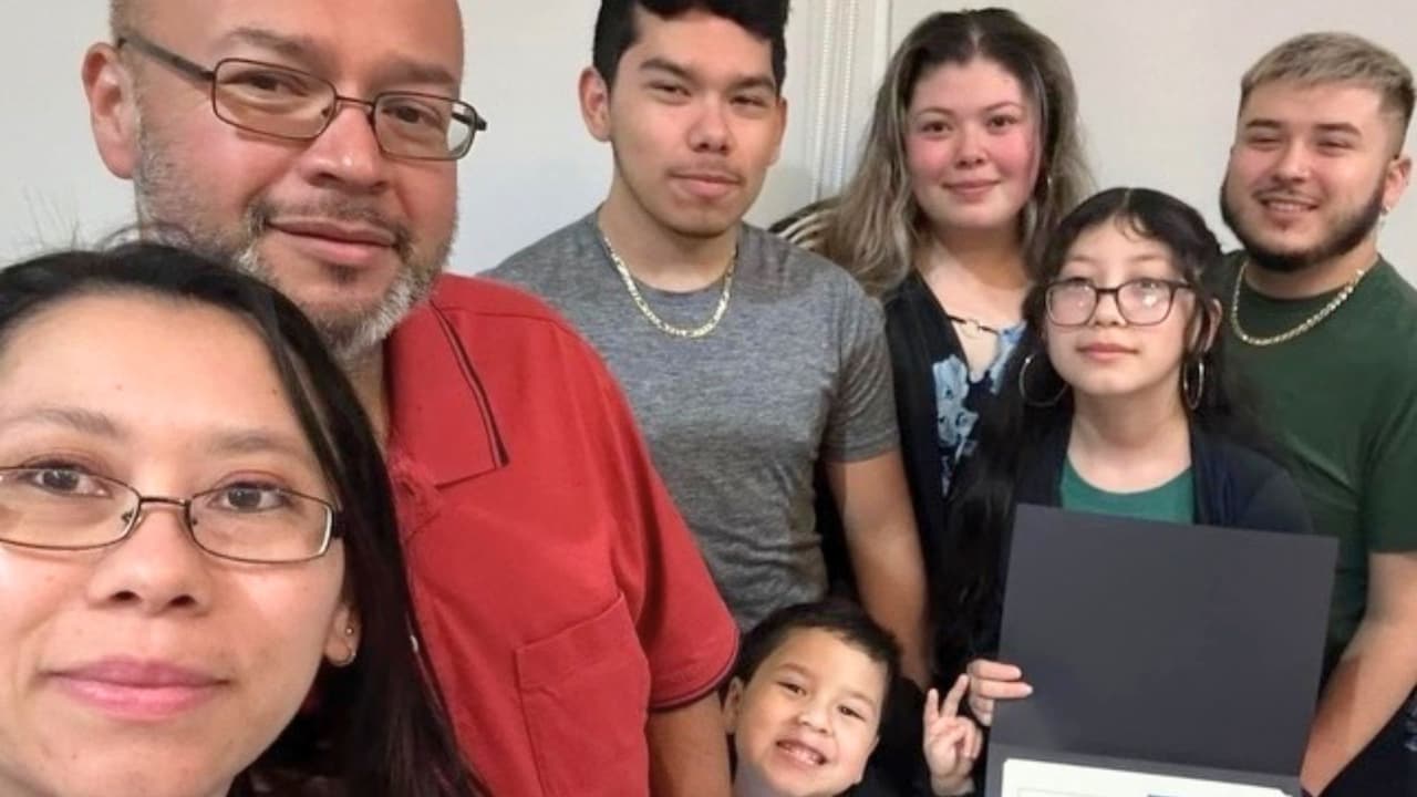 Una fotografía compartida en una cuenta de GoFundMe muestra a la familia Rosales.