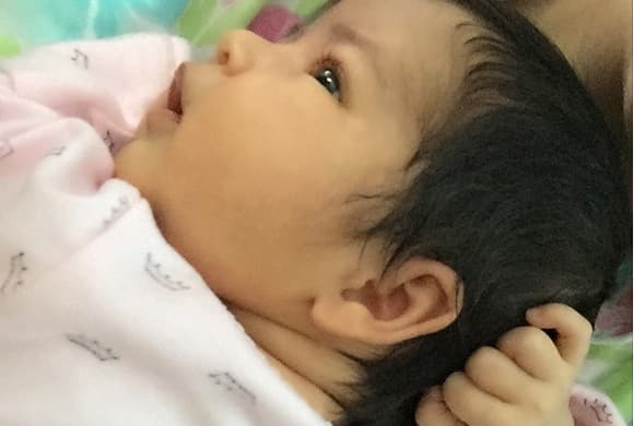 Giulietta es igual de madrugadora que su mami, desde muy temprano ya está despierta lista para llenar a todos de alegría.