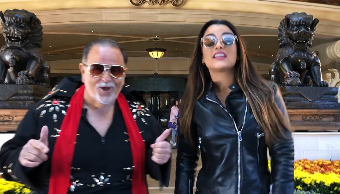 Aquí el Gordo Elvis, junto a la bella Clarissa, listos para '¡Vivir Las Vegas!' al máximo.