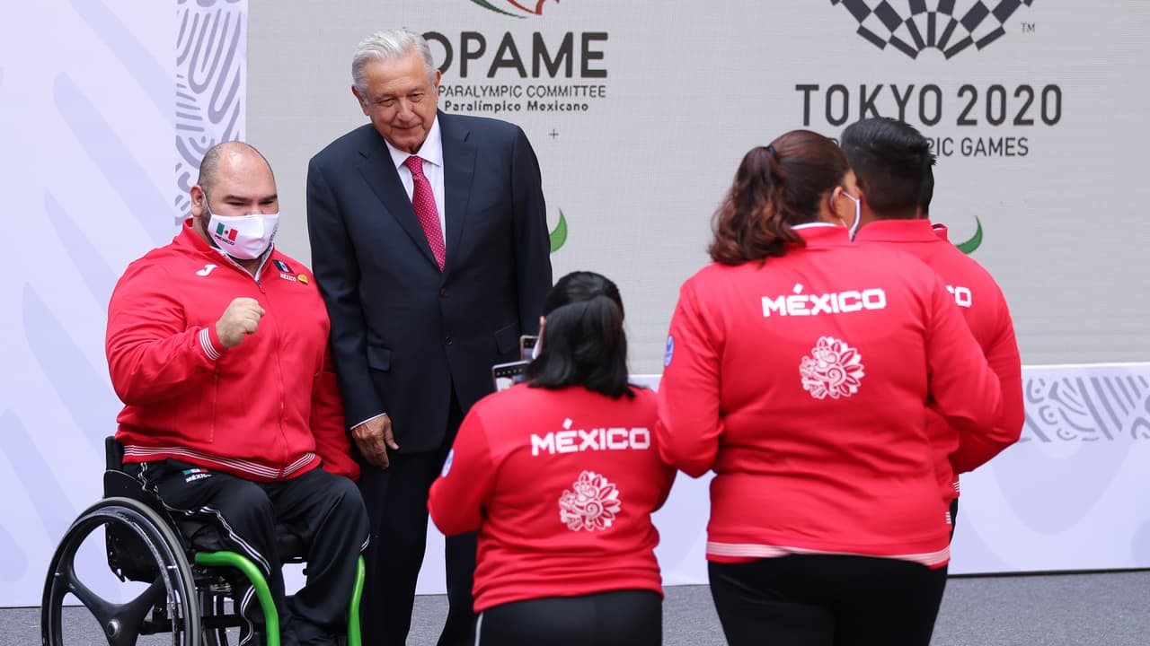 AMLO anuncia que dinero de rifa del palco en el Azteca será para atletas