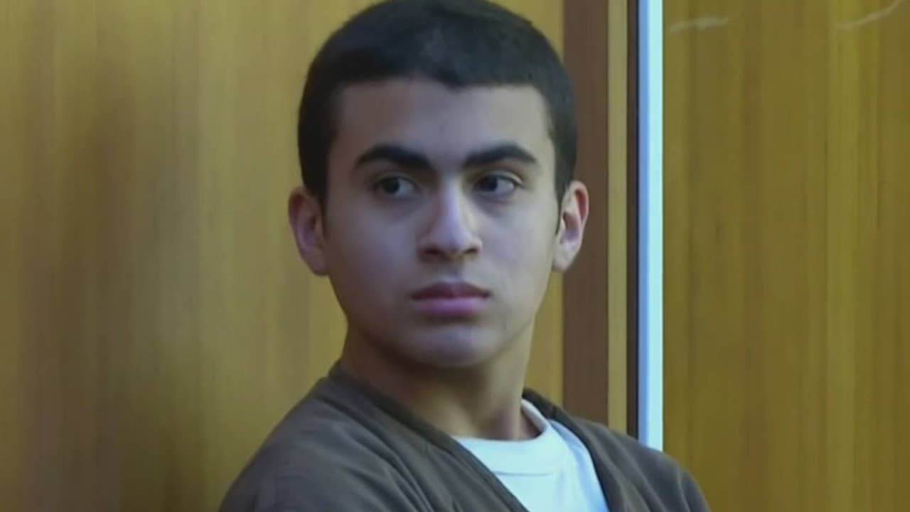 La totalidad de la llamada de Derek Rosa y las preguntas de la operadora han sido reveladoras, aunque algunas cuestiones todavía siguen siendo una incógnita, como ¿Quién es el amigo al que envió dos fotos el día del crimen?. Durante la llamada se escucha:
<br>
<br>
<b>Derek Rosa:</b> Señorita, tomé fotos y le conté a mi amigo, ¿eso estuvo mal?
<br>
<b>Operadora:</b> ¿A quién le contaste?
<br>
<b>Derek Rosa:</b> A mi amigo.
<br>
<br>Las autoridades todavía no han identificado quién era ese amigo al que envió las fotos, solo han dicho que se apoda 
<b>"Sweden" y que al parecer conoció en línea por videojuegos hace 3 años y que no lo conoce en persona</b>. Tampoco han revelado si tuvo algún grado de influencia en el menor.
<br>
<br>Según su confesión, le
<b> dijo "maté a mi mamá" y le envió dos fotografías.</b>
<br>