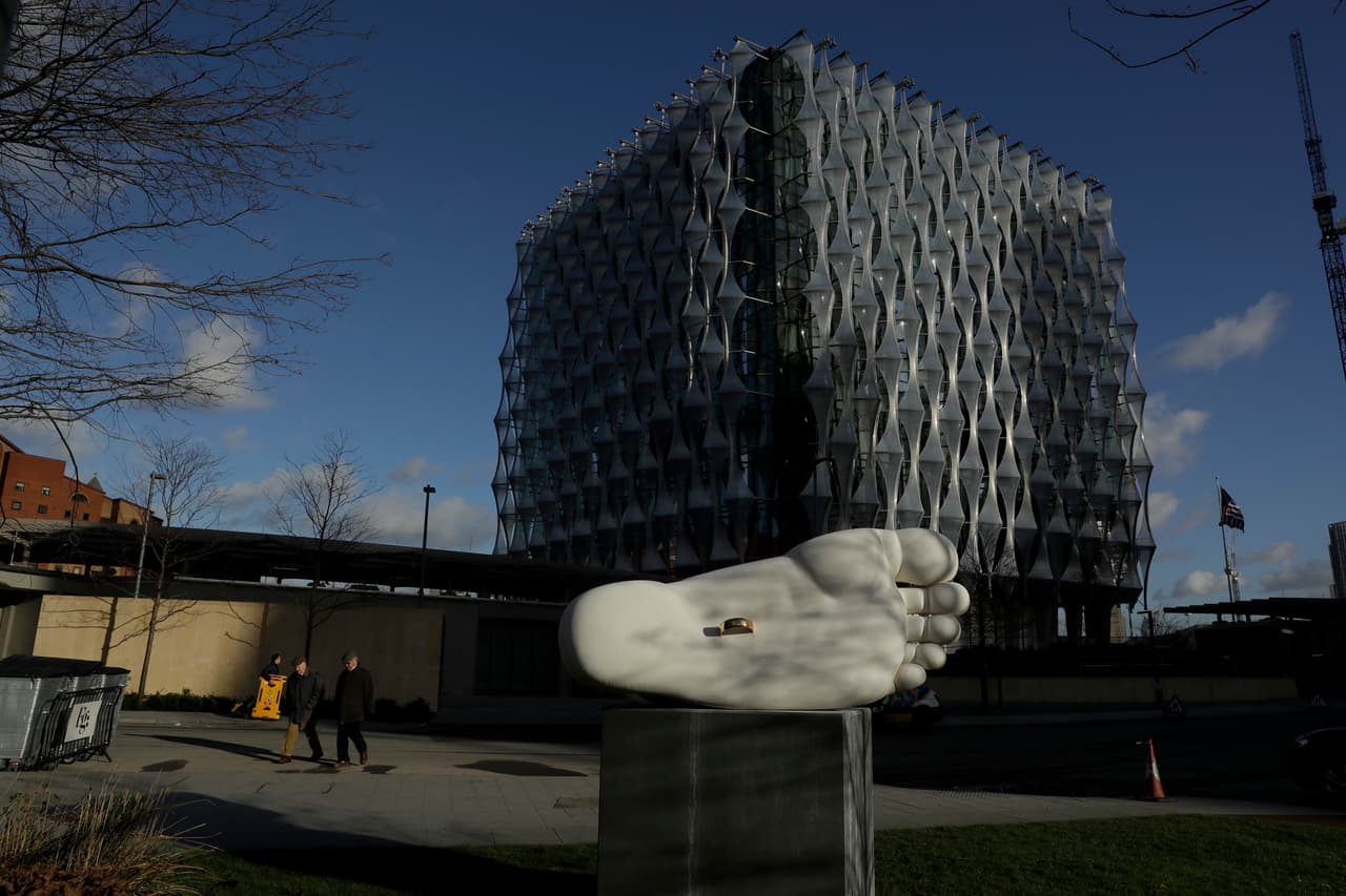 Según reseña CNN, el edificio 
<b><a href="http://www.cnn.com/2018/01/16/politics/us-embassy-opens-london-intl/index.html">fue pagado por la venta de otras propiedades del gobierno de EEUU en Londres.</a></b> La nueva embajada albergará a unos 800 empleados y se espera que reciba 1,000 visitantes diariamente.