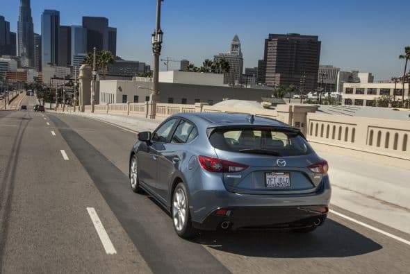 Autos Pequeños: Mazda3 2015 5 puertas- Entre las características de seguridad estándar incluye seis airbags, control de estabilidad dinámico con sistema de control de tracción, frenos antibloqueo con distribución electrónica y asistencia en las cuatro ruedas. Además, monitoreo de puntos ciegos con alerta de tráfico cruzado en reversa, notificación automática ante emergencias, iluminación delantera adaptable, advertencia de salida del carril, control de luz alta y advertencia de obstrucción delantera.
