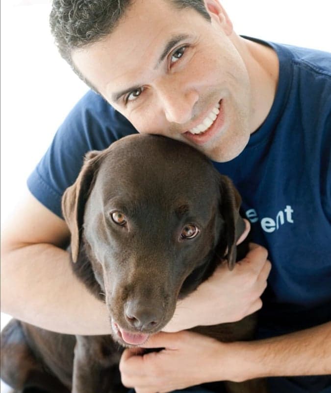 Meses antes, el 2 de junio de 2016, el presentador vivió un trago amargo cuando decidió dormir a 
<b><a href="https://www.eluniversal.com.mx/articulo/espectaculos/television/2016/06/3/regil-llora-tras-decidir-la-muerte-de-su-perrita" target="_blank">su perra Lucy</a></b> porque padecía cáncer en los huesos.