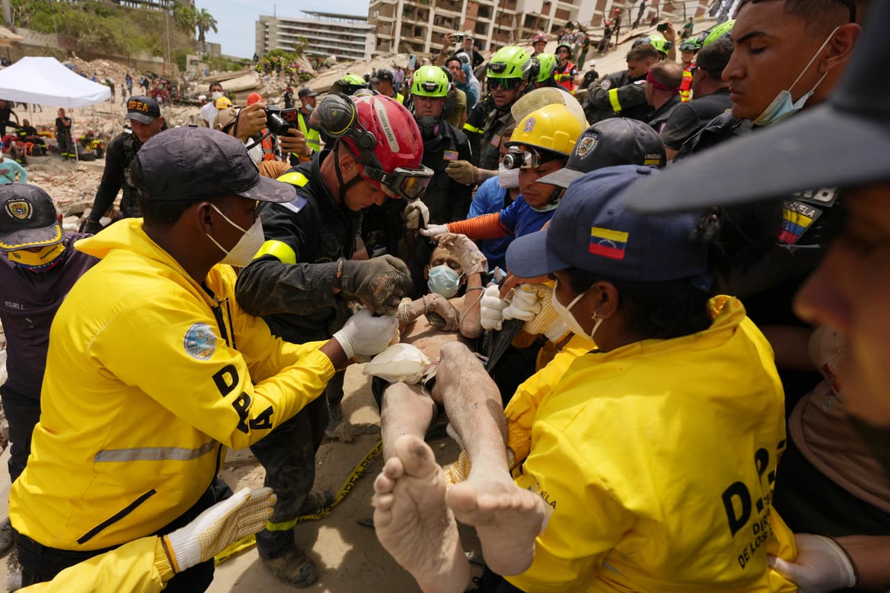 Socorristas transportan a un hombre rescatado de un edificio que se derrumbó durante los terremotos que azotaron La Guaira, Venezuela, el domingo 28 de junio de 2026. (Foto AP/Matias Delacroix)
