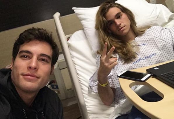 Danilo Carrera estuvo junto a su hermano el fin de semana en el hospital. Afortunadamente, informó que, aunque está convaleciente, no le pasó nada grave: "¡Les apuesto que no habían visto a Thor en el hospital! Ya está bien @felipecarrerahuerta".