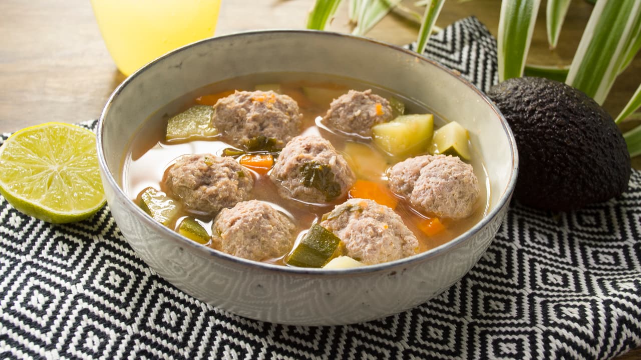 Caldo de albóndigas con verduras