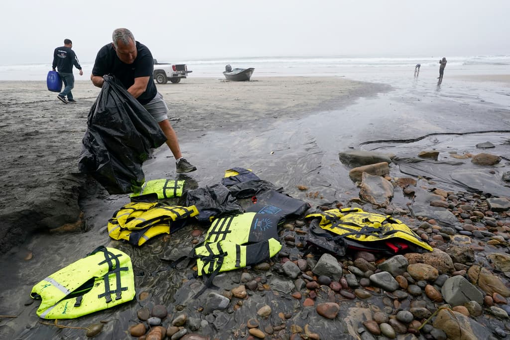 <a href="https://www.univision.com/noticias/sucesos/naufragio-botes-panga-blacks-beach-san-diego-california">Al menos ocho personas murieron</a> cuando dos botes, al parecer de contrabandistas, se aproximaban a una playa de San Diego y uno de ellos volcó.