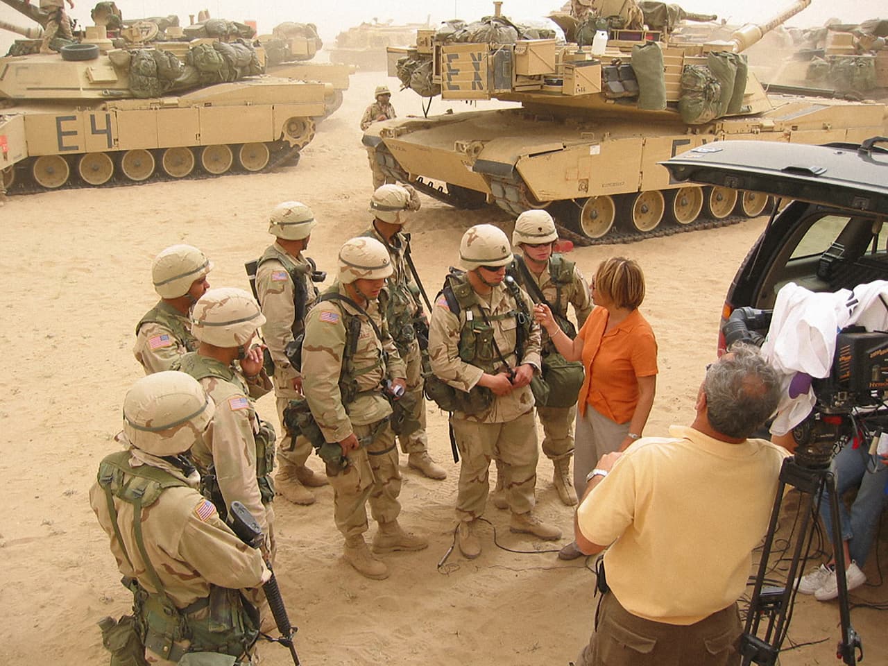 En la imagen, la periodista hace preguntas a varios soldados del ejercito de EEUU en Camp Victory, Irak.