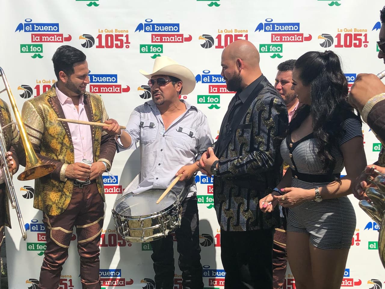 Detrás del escenario, los locutores compartieron un buen rato con las agrupaciones.