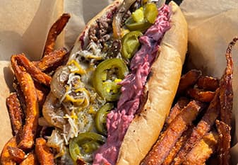 <h3 class="cms-H3-H3">Felicidad de carne con cerezas</h3>
<br>Sub roll de Neomonde Bakery cargado con solomillo de res salteado y cebollas untadas con una salsa picante de cerezas dulces sobre una cama de ensalada de mayonesa de cerezas con jalapeños encurtidos y queso cheddar y mozzarella derretidos