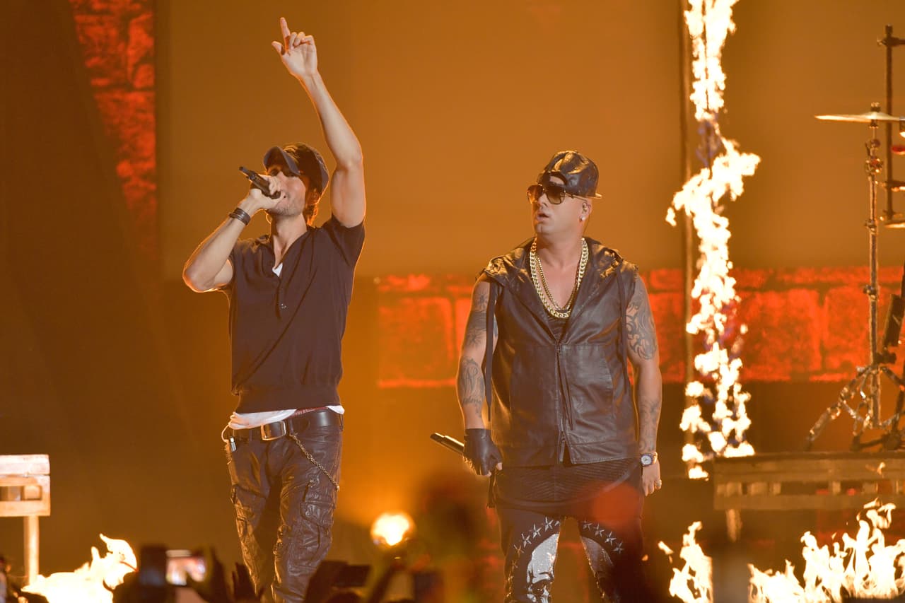 Románticos pero con mucha candela, Enrique Iglesias y Yandel en un momento sin igual.