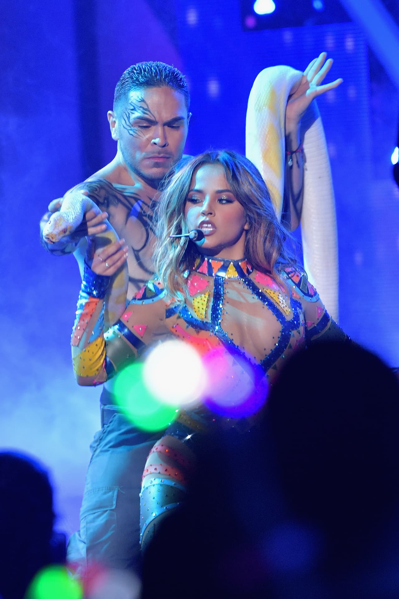 Becky bailó con una enorme serpiente y sin perder el ritmo, ¿qué tal?