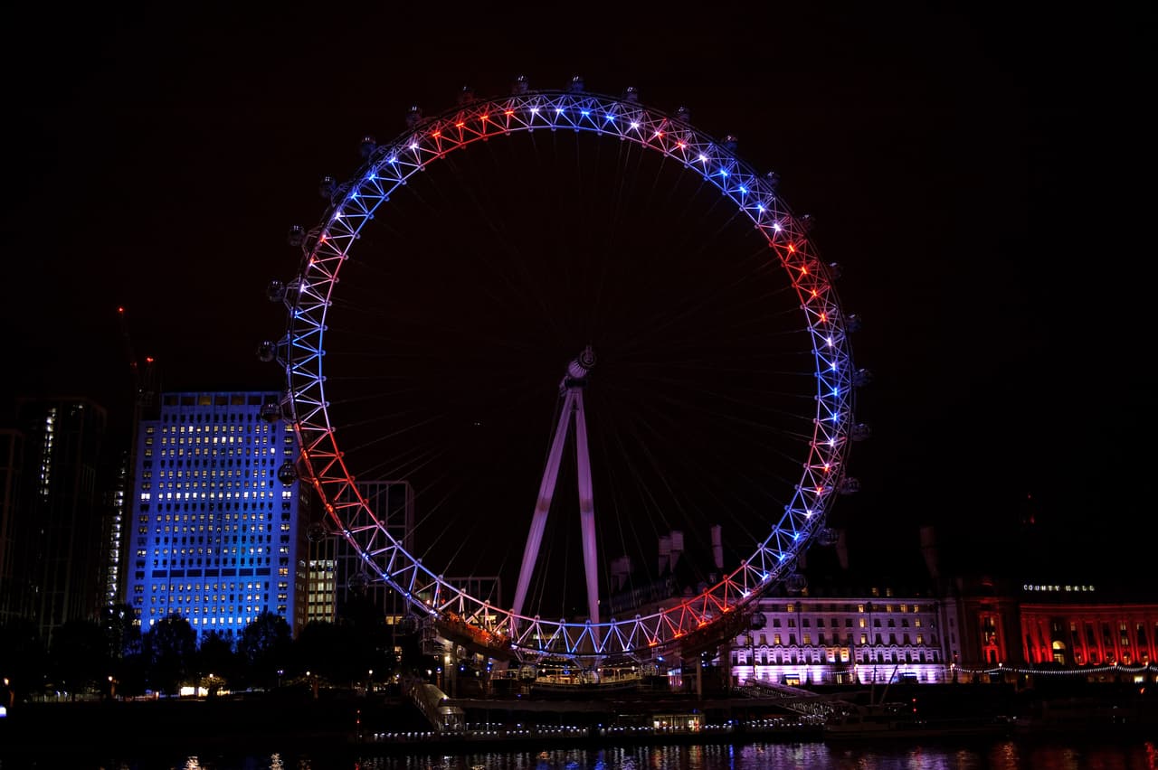 Hasta el popular London Eye se iluminó de forma distinta por el nuevo miembro de la familia real.