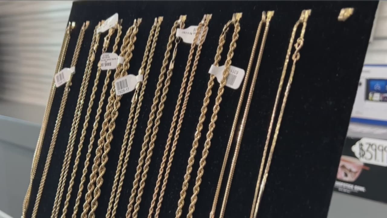 Casas de empeño en Sacramento se benefician del incremento histórico del valor del oro