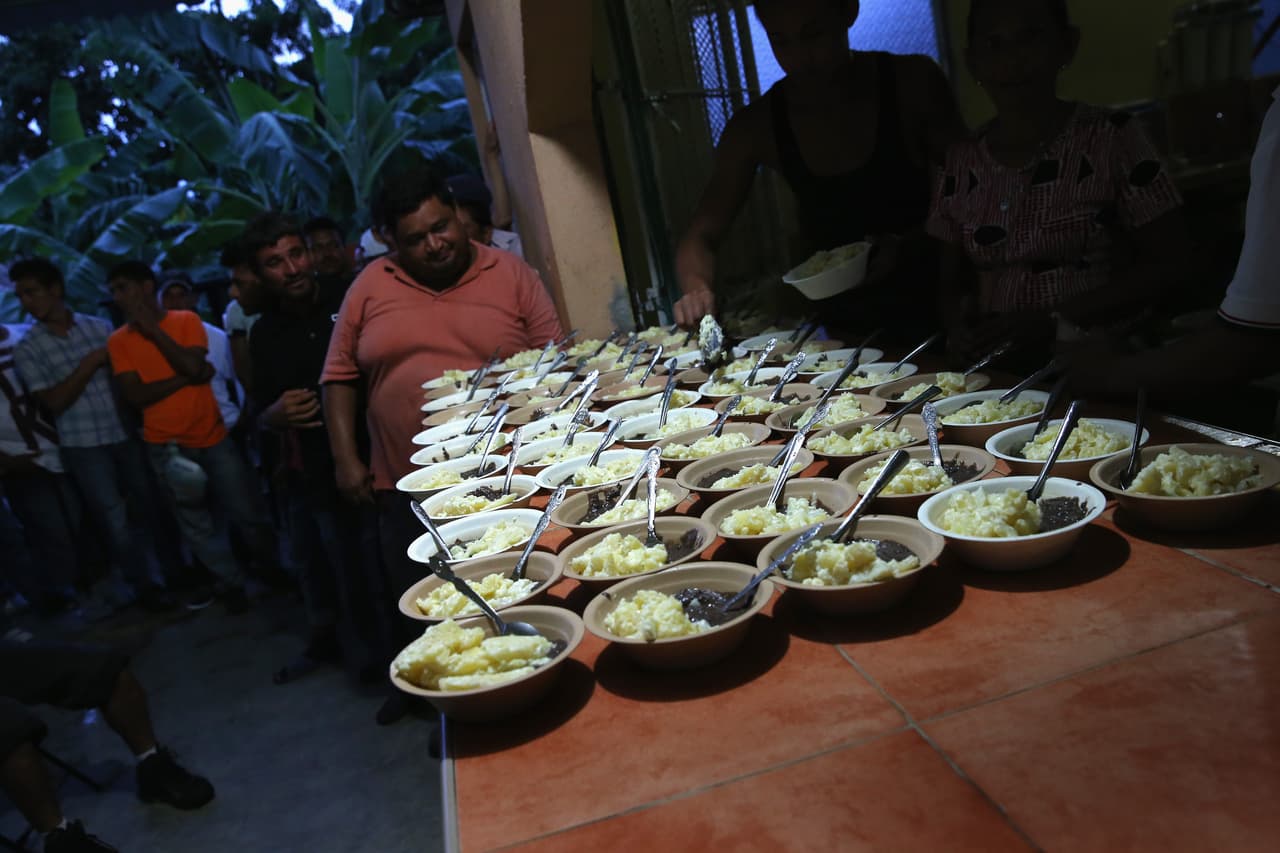 Formado por sacerdotes franciscanos y por un cuerpo de voluntarios, el sitio de internet del refugio “La 72” explica que buscan restituir los bienes "a los pobres y excluidos, que son nuestros maestros y señores”, parafraseando a San Francisco de Asís.