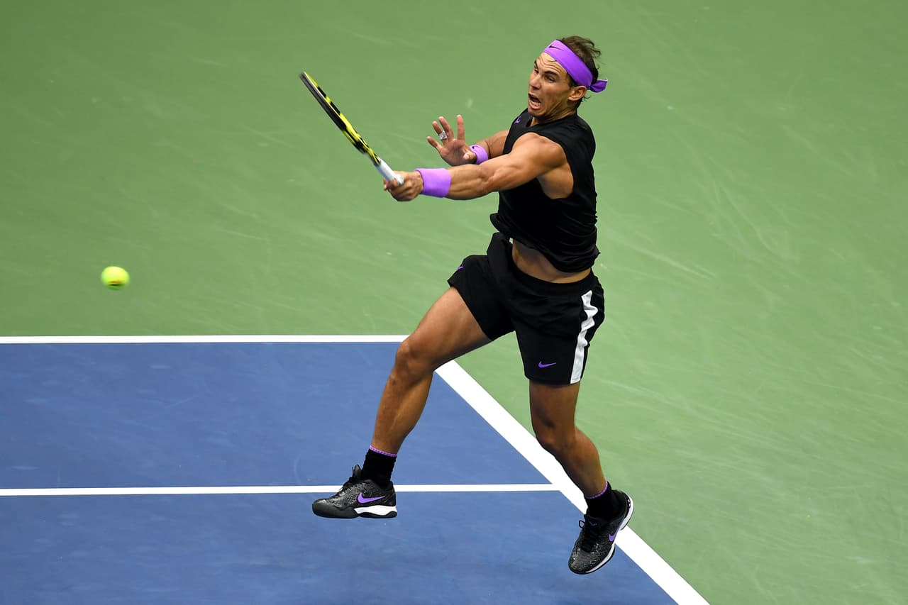 Nadal sufre los potentes servicios de Medvedev.