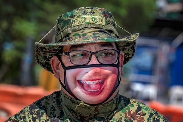 Las mascarillas o cubrebocas pueden ser desechables o de tela. De acuerdo al material, deben desecharse o lavarse después de cada uso.