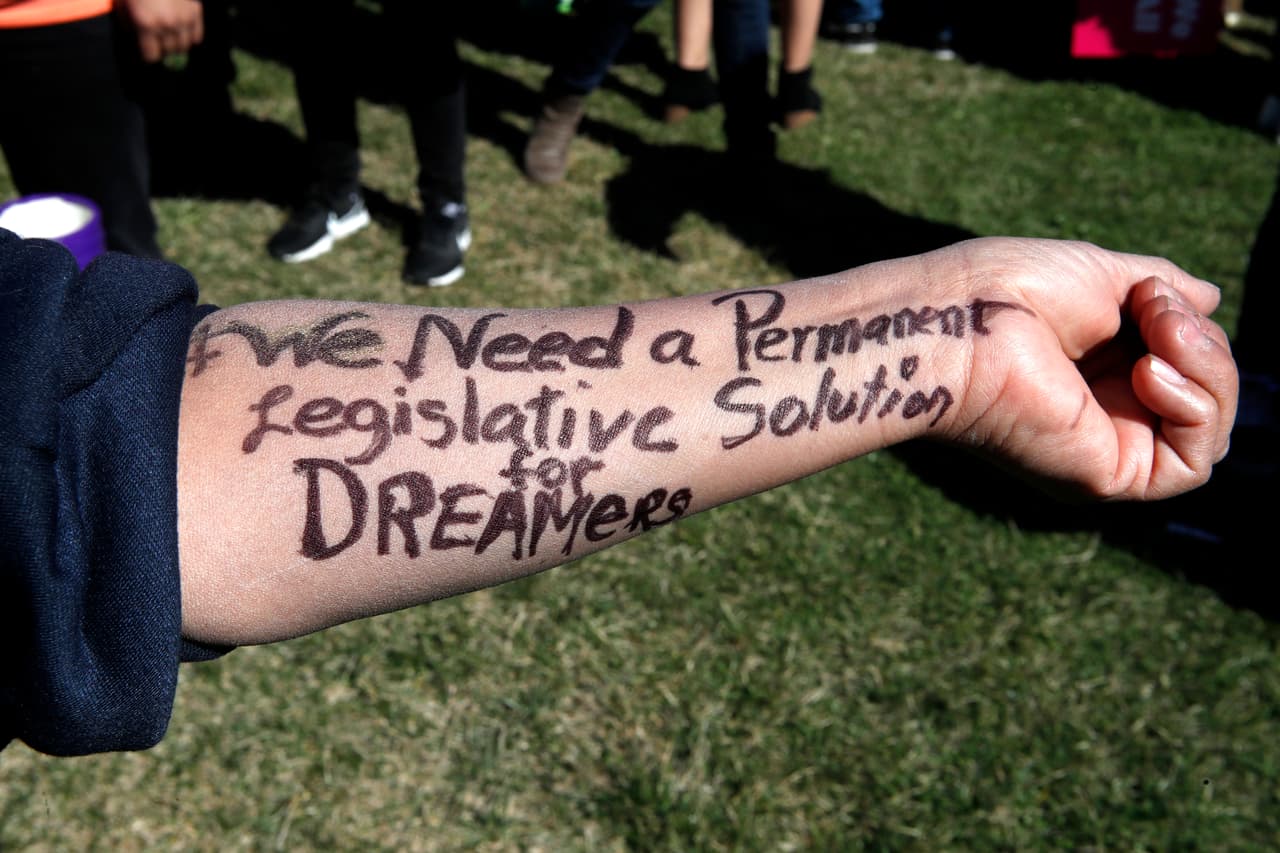 Republicanos buscan firmas para activar un nuevo esfuerzo legislativo que dé protección permanente a los dreamers