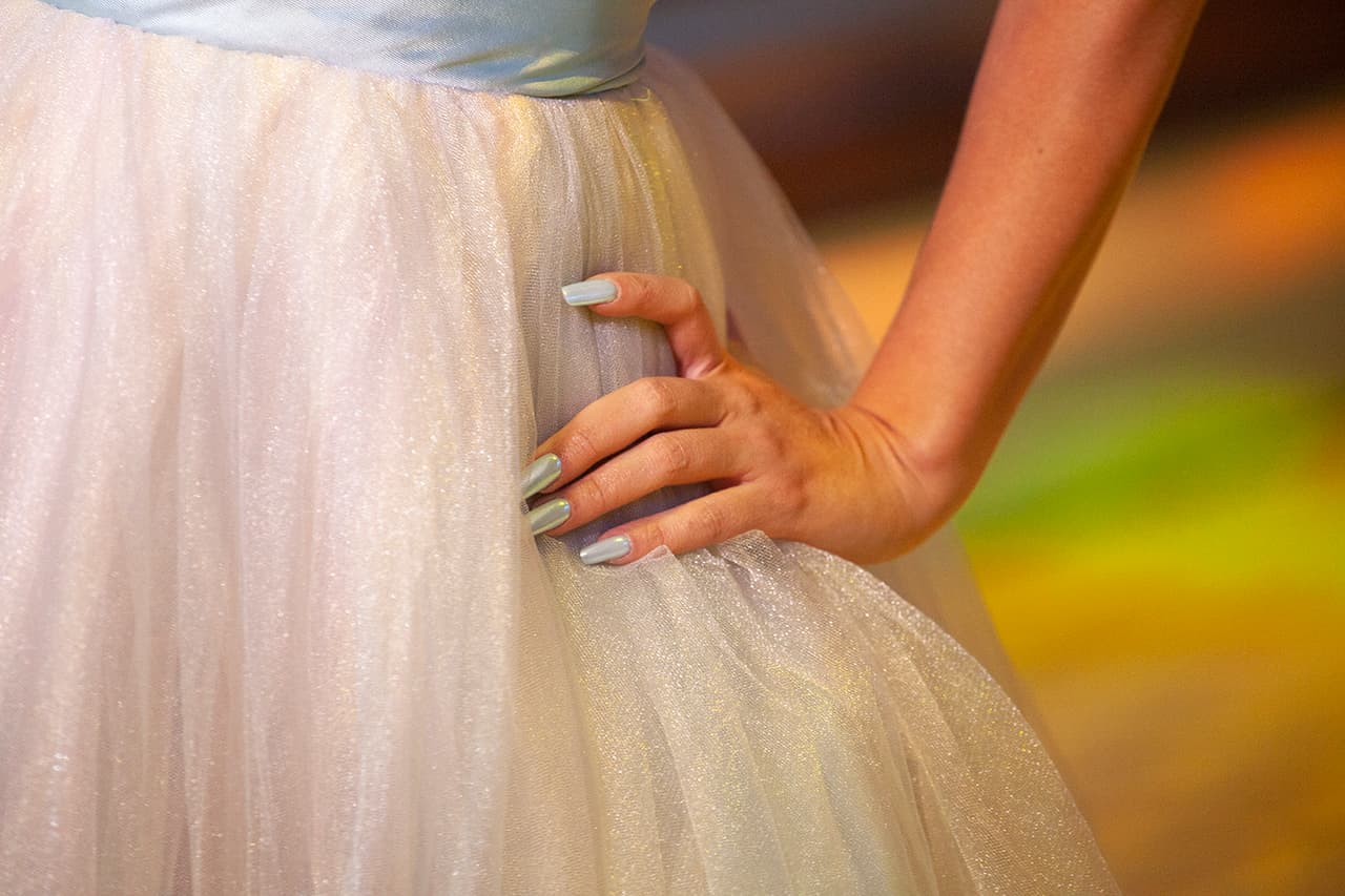 El color de las uñas se basó en el color base del vestido.