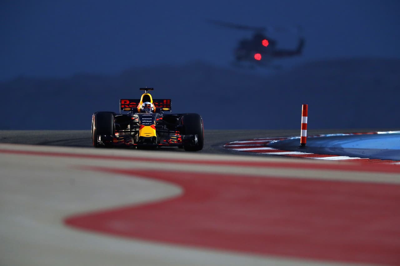 Pilotos usan simuladores para mantener su nivel en la pista