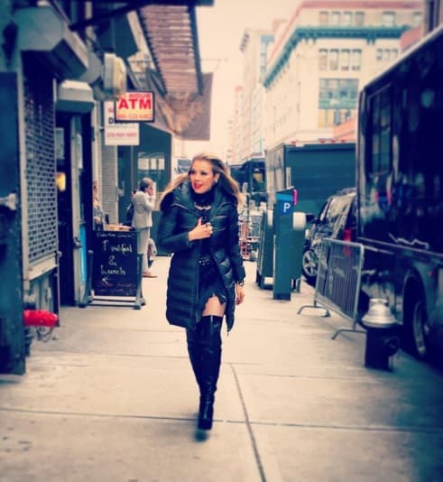 Previo disfrutar de Premio Lo Nuestro, la diva latina salió a dar un paseo.