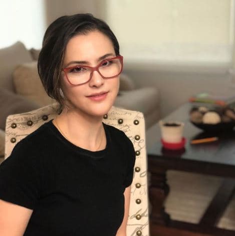 En la misma publicación, Lynda escribió: "Lanzar un nuevo álbum y un libro como he decidido hacerlo, es una labor de amor complicada y difícil. Por eso, agradezco la paciencia, les doy mi palabra que valdrá la pena. [...]".